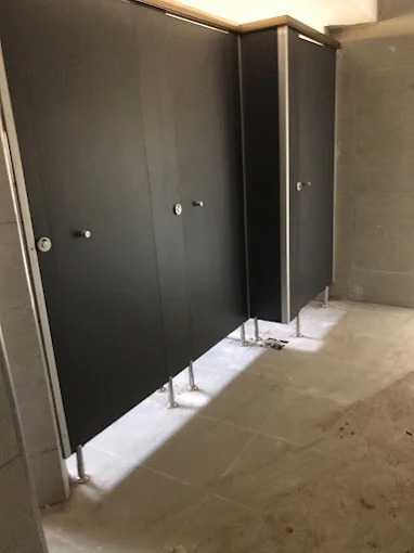 Commercial Toilet Partitions قواطيع حمامات للمطاعم و المولات باللون الأسود 1