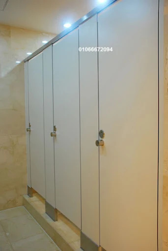 تنفيذ قواطيع حمامات HPL لون أبيض مقاومة للمياه مناسبة للمكاتب والمشاريع التجارية في التجمع الخامس بالقرب من كايرو فيستيفال سيتي ومصر الجديدة والعبور