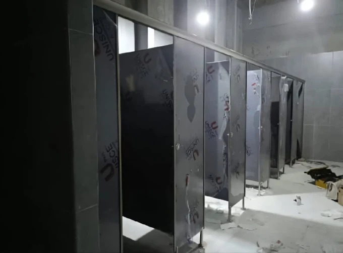 قواطيع حمامات كومباكت قيد التركيب لمشروع تجاري مع توريد وتركيب في التجمع الخامس والعبور ومدينة نصر ومصر الجديدة