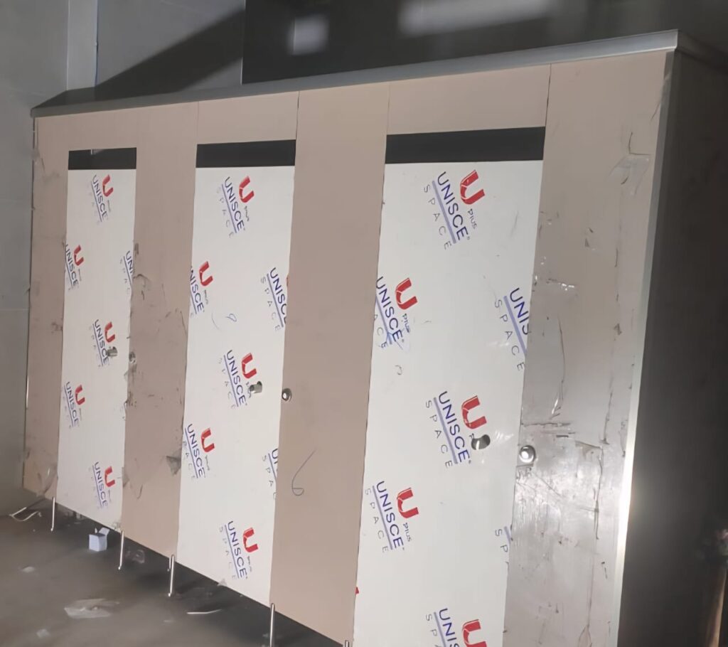 تركيب قواطيع حمامات في القاهرة HPL للمولات والشركات مع تشطيب احترافي في التجمع الخامس بالقرب من كايرو فيستيفال سيتي و5A ووتر واي ومدينة نصر