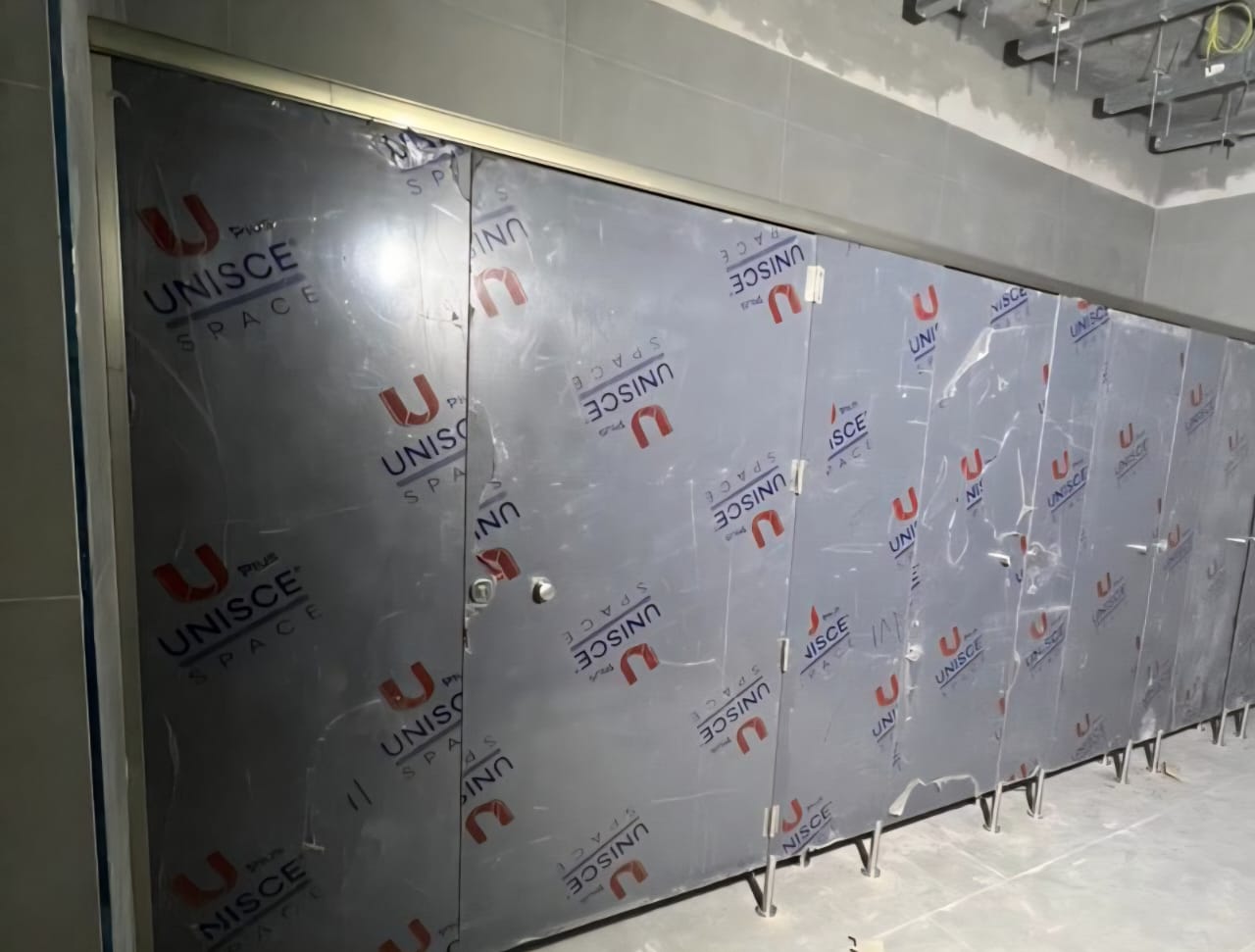 قواطيع حمامات HPL قيد التركيب لمشروع تجاري مع توريد وتركيب في التجمع الخامس بالقرب من كايرو فيستيفال سيتي والعبور ومدينة نصر ومصر الجديدة