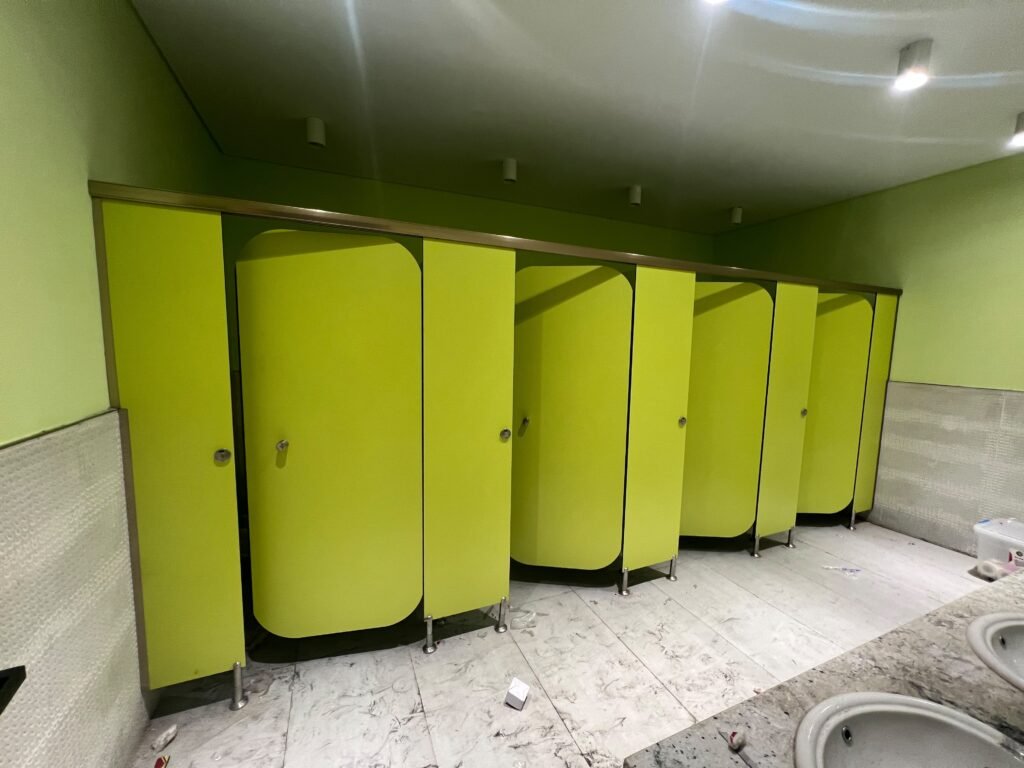 Lime compact HPL cubicle seen from an angle, Cairo House project